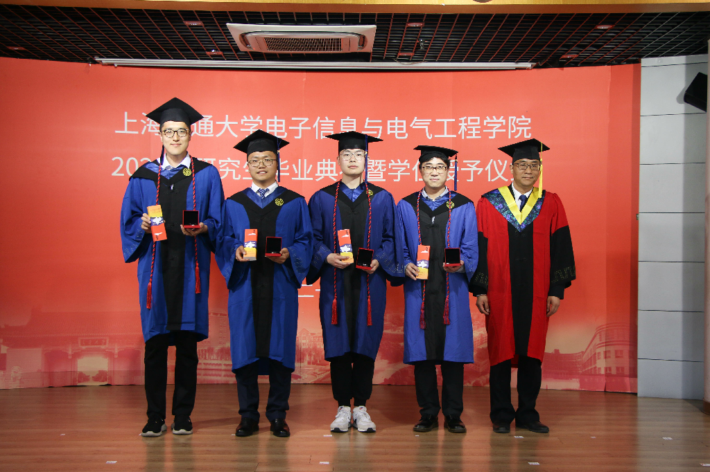 1616935576534060636.png 21 系领导向毕业班级理事赠送毕业礼物2.png