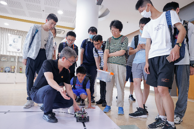 1625743783630001512.png 营员参观实验室并认真听讲2.png