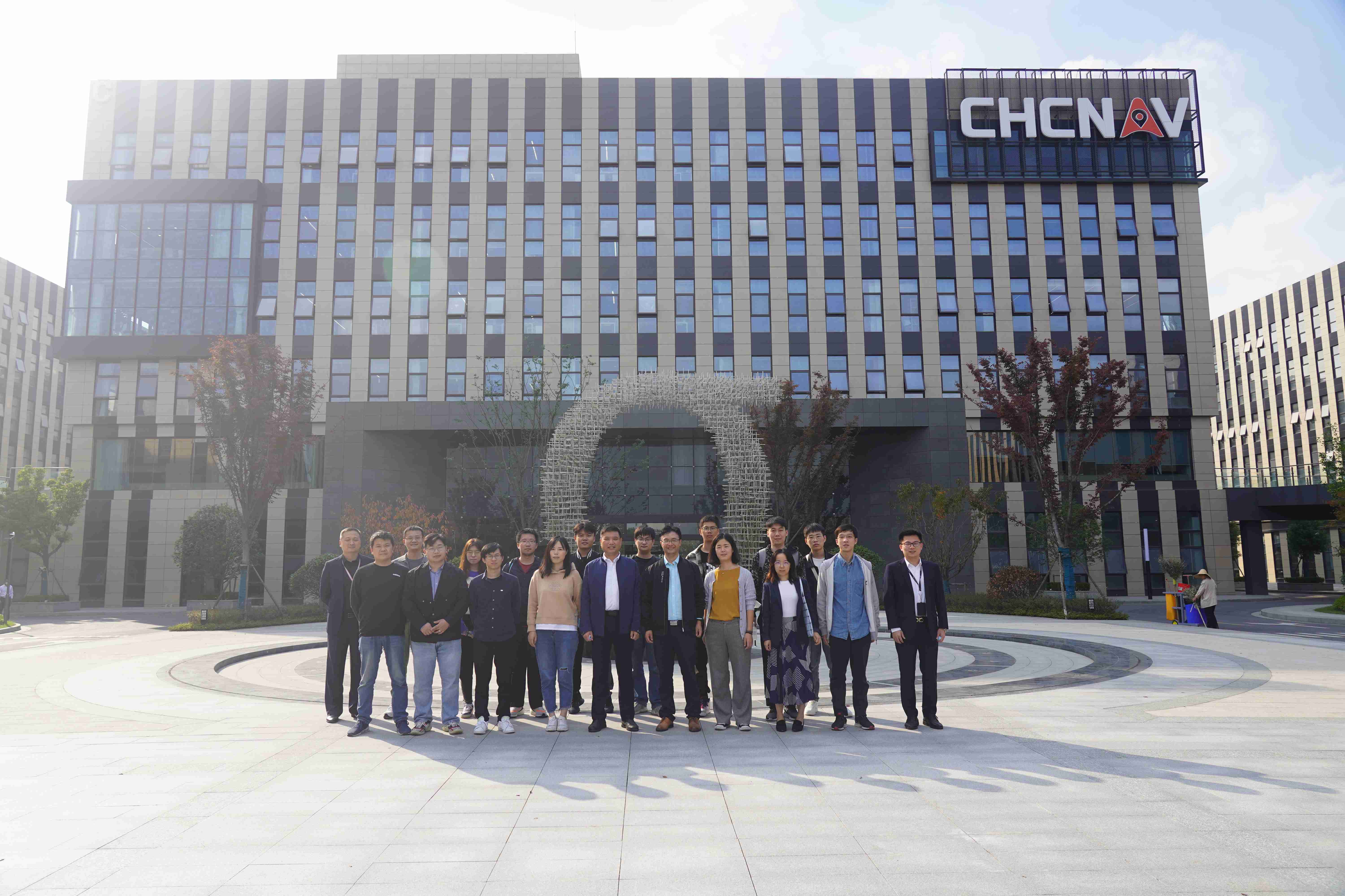 1668686739663095751.jpg 图1-研讨会合影.jpg