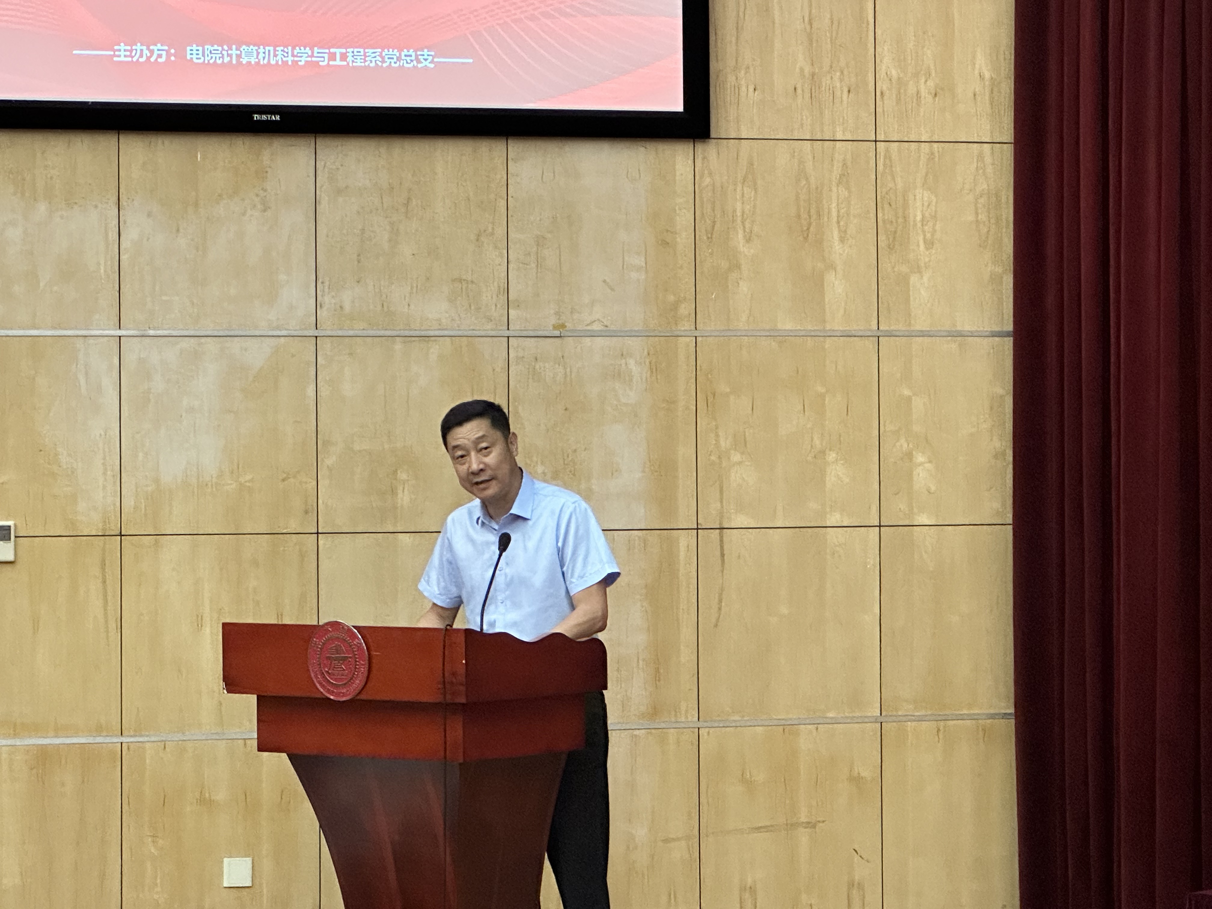 图2电子信息与电气工程学院党委书记苏跃增发表致辞.jpg 图2电子信息与电气工程学院党委书记苏跃增发表致辞.jpg