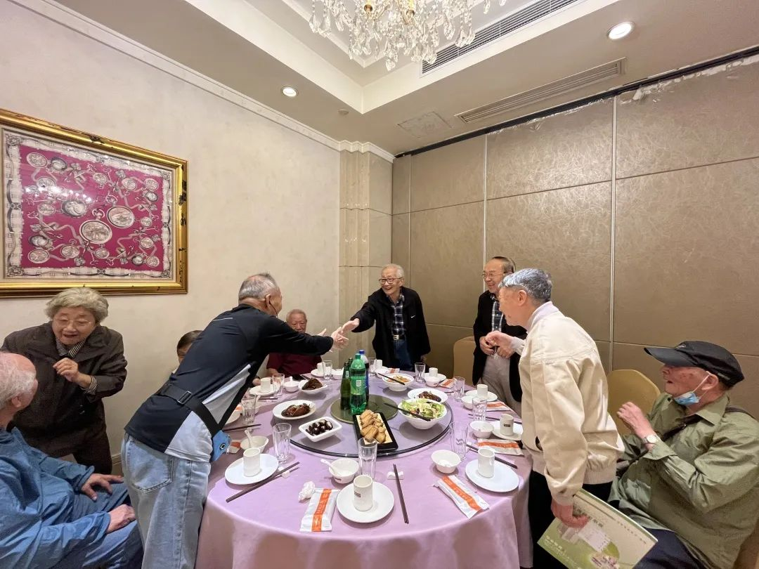 图3-4老教师们彼此亲切问候.png